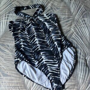 MAGICSUIT Ex. Condition Black/White Halter Neck Swimsuit With Buckle Size 16